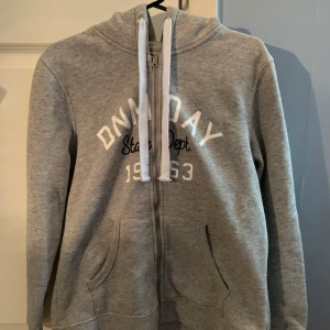 Mysig grå hoodie - Säljer eftersom den inte längre används. Använd ett fåtal gånger och är i mycket bra skick. PRISET INKLUDERAR FRAKTEN🧚🏻🌼🌻🤩✨🦋