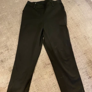 Kostymbyxor  - Kostymbyxor från hm, jättesköna med resor band upptil så dem håller sig uppe, storlek 36