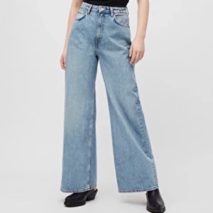 Utsvängda byxor i modellen Ace - de populära ace byxorna från weekday i färgen Air Blue! Jättesnygga, och har använts en del, men behöver nu ett nytt hem ☺️ frakt är exkluderad 