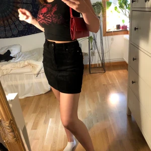 Manchesterkjol - Jättesnygg Manchesterkjol som jag tyvärr inte fått användning för, den är mycket bra kvalitet och är använd 2 gånger. Storlek 36! Frakt tillkommer💗