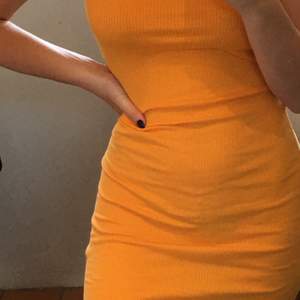 Supersöt orange isch klänning från H&M. Superfin nu för sommaren🦋