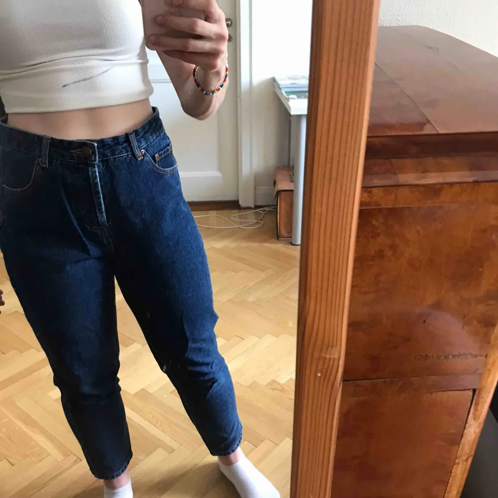 Mörka mom jeans från pull&bear. Bra skick och material. Köparen står för frakten. Kan även mötas upp i Stockholm.. Jeans & Byxor.