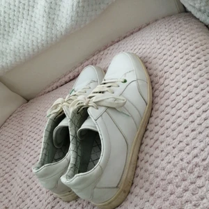 Hugo boss vita storlek 45 - Har använt dom 3 gånger bara. Nypris över 1000 kr någonting 