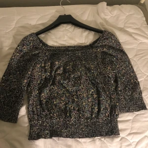 Tröja - En fin blommig  offshoulder tröja. Säljs bara i Helsingborg.
