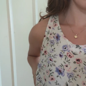 Gullig blommig topp - Använd fåtal gånger. Storlek S. Jättefin och somrig! 