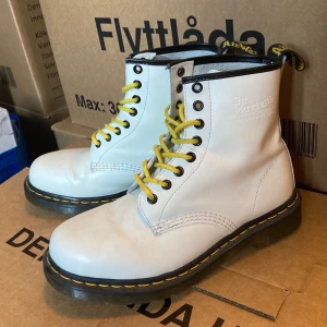 Doc Martens 1460 - Har haft dessa stående i flera år då de är för små!! Använda typ 5ggr och i skitfint skick. Finns inte en enda repa eller spricka i lädret. Färgen är matt vit. De svarta snörena är borta men de gula sitter i. Vill bara bli av med dom!!