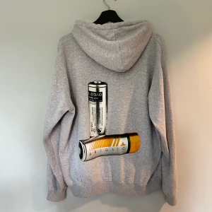 Axel Arigato hoodie - ”Recharge Hoodie” från Axel Arigato. Finns att köpa för 1015:- på hemsidan, men finns inte kvar i storlek S. Varsamt använd utan några spår av slitage eller användning! Fraktar gärna eller möts upp! Originalförpackning finns