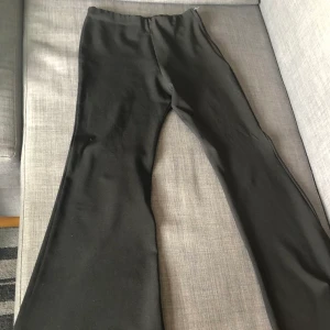 Svarta kostymbyxor  - Säljer dessa superfina svarta kostymbyxor som passar till allt! 🥰 De är i storlek XS och är endast använda 1-2 gånger. Om flera är intresserade blir det budgivning som startar på 75kr ❤️☺️ (budgivning avslutas 23/6. bjuder på frakt över 100kr) 💕