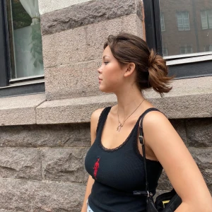 Svart linne från brandy Melville!  - Säljer detta snygga linne med snygg spets som är köpt i new York på brandy Melville! Köparen står för frakt!