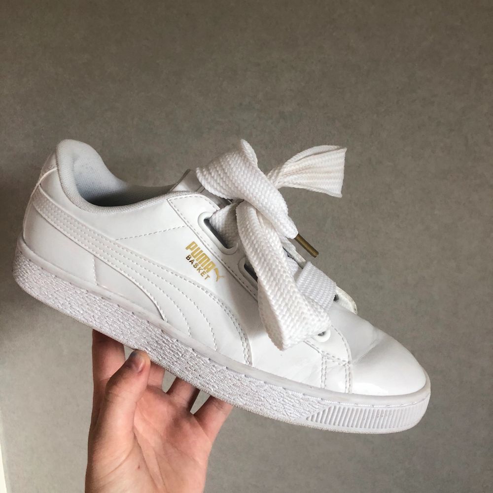 Intressekoll på dessa SKITSNYGGA (!!) vita puma basket ”lack” sneakers, de kommer med tjockt snöre både i tyg och ”silke”. Säljer pga fel storlek, skorna är sparsamt använda (prislapp finns kvar) o nypriset var 999 kr. Budgivning startar på 300 kr!🦋. Skor.