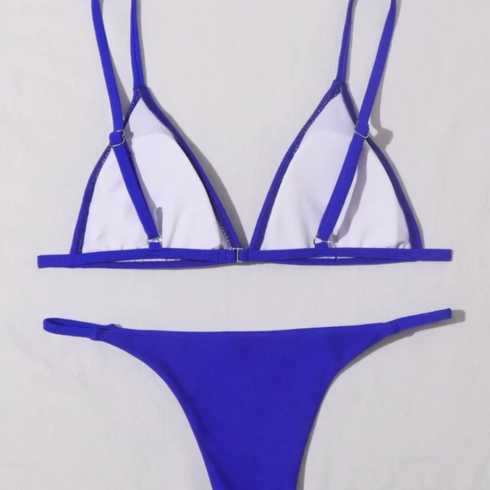 Mörkblå bikini köpt från shein, endast provad då den var för liten för mig. Köpt i storlek M men passar xs/s. Frakt tillkommer med 22 kr 💜. Övrigt.