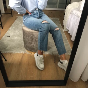 Jeans från KENDALL + KYLIE  - Köpt på MACY’S i new york. Aldrig använda. Köparen betalar för frakten 