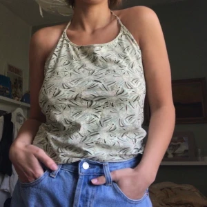 Superfin halterneck - Superfin halterneck köpt på Humana. Använd 1-2 ggr. I strl 38 men passar definitivt större om man vill att den ska sitta tajtare. FRI FRAKT :)