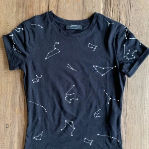 Bershka topp - Supersöt topp med stjärntecken ifrån Bershka som inte använts och är i fint skick, frakt tillkommer