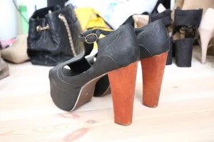  - Tre par äkta Jeffrey Campbell 
Bild 1: stl 40 knappt använda. Nytt pris: 1249, mitt pris
Bild 2: stl 38 syns att de är använda i fram men annars mycket fina. Kan skicka bild för att visa till den som undrar. Nytt pris: 1395 mitt pris
Bild 3: stl 39, använda en gång, så gott som nya!  Nytt pris: 1695 

Säljer alla för 500kr/ styck 

Kan posta eller mötas upp i Uppsala