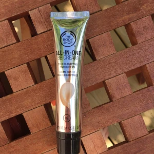 Body Shop BB-cream - Body Shops bb-cream, ger så fin täckning men är tyvärr för mörk för mig. Shade 02. Testad en gång men självklart tvättad och spritad efter! 