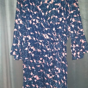 Byxdress strl 42 - Byxdress i mörkblå med flamingo. Frakt tillkommer