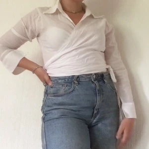 Vit omlott blus/skjorta - Somrig omlottblus i tunn bomull. Snygg krage vilket gör den lite ”festligare”. Perfekt för i sommar.💫💫
