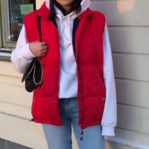 tommy hilfigher väst  - ja den är kvar. säljer nu min fina oversize väst från tommy hilfigher som inte använts på ett tag nu ❤️ frakt är 88kr (läs policy) 