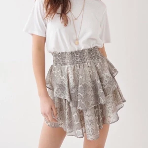 Kjol - Säljer denna jätte snygga kjol men ormskinns mönster som tyvär inte kommer till användning. Är i storlek 38/40 men är själv vanligtvis s/xs o den sitter bra på mig🥰 Köpare står för frakt