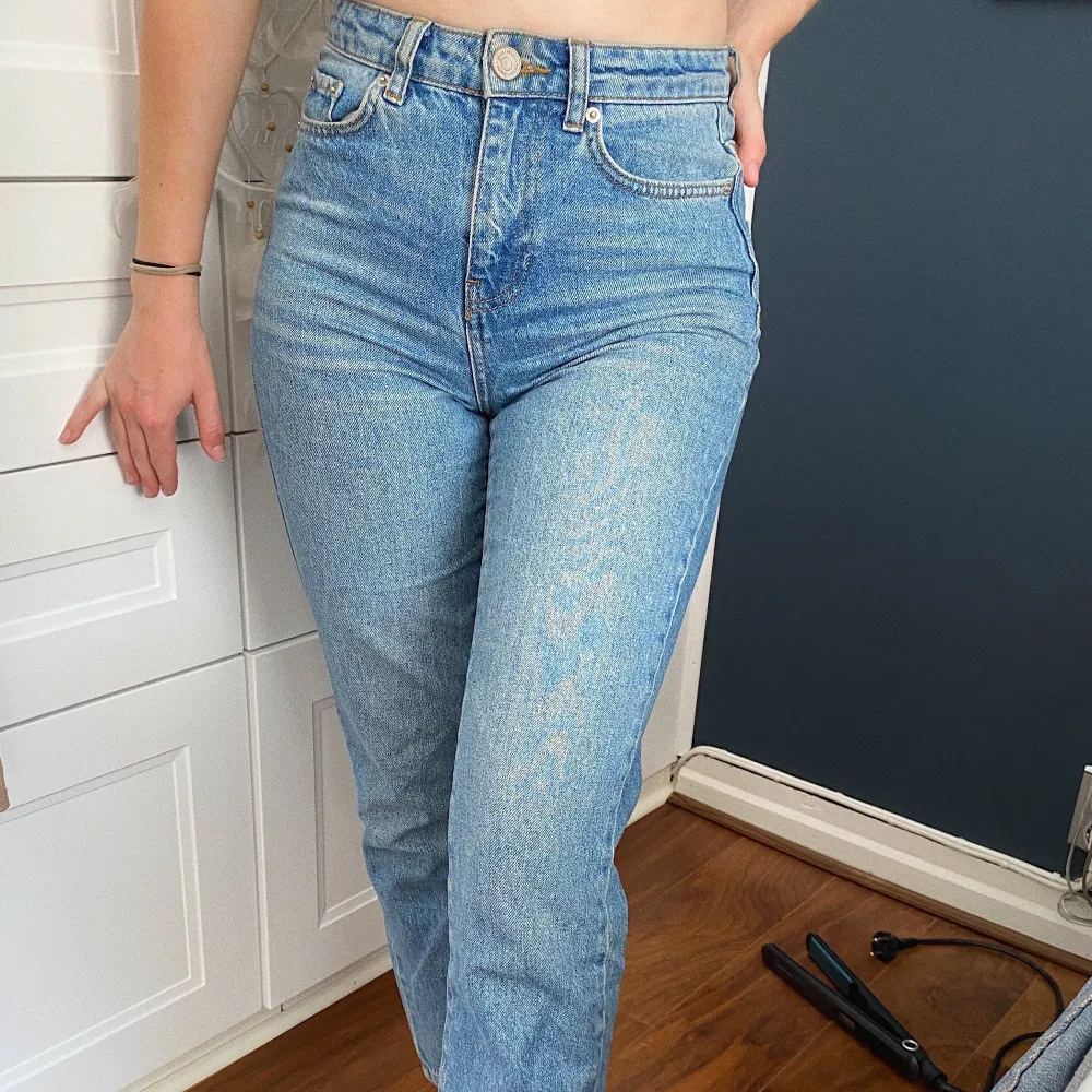 Snygga blåjeans från Gina Tricot. Säljer pga för små för mig. 34 men passar även 32.. Jeans & Byxor.