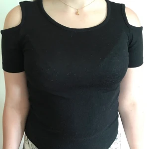 Svart axellös tröja i storlek XS - Från H&M, fint skick. 