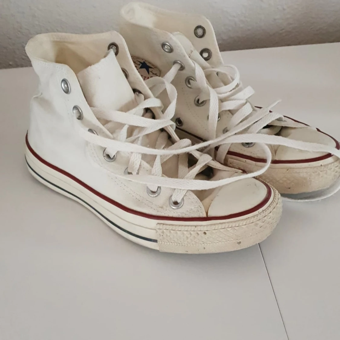 Vita Converse i storlek 36.