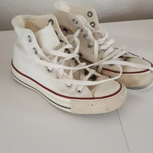 Vita Converse i storlek 36. - Använda men fint begagnat skick. Lite smutsiga som vita skor alltid blir, går att tvätta med klorin eller vanosh så blir dom som nya igen. I priset ingår spårbar frakt.