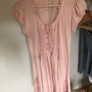 Klänning - Supersöt rosa sommarklänning från Odd Molly som tyvärr aldrig kommit till användning, jag kan mötas upp annars står köparen för frakt💞💞