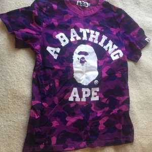BAPE T-shirt - Lila t-shirt i märket BAPE. Är osäker på om den är äkta eller ej, köpt i London på en street wear-butik. Andvänd 1 gång! Köparen står för frakt 🙏☺️