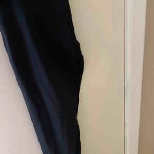  - Säljer träningsbyxor st S men M kan ha dem. 60kr frakt är 44kr om ni vill ha skickat 