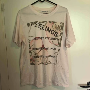  - En egen design på en ljusrosa T-shirt från weekday. Oversize om man vanligtvis har M. 