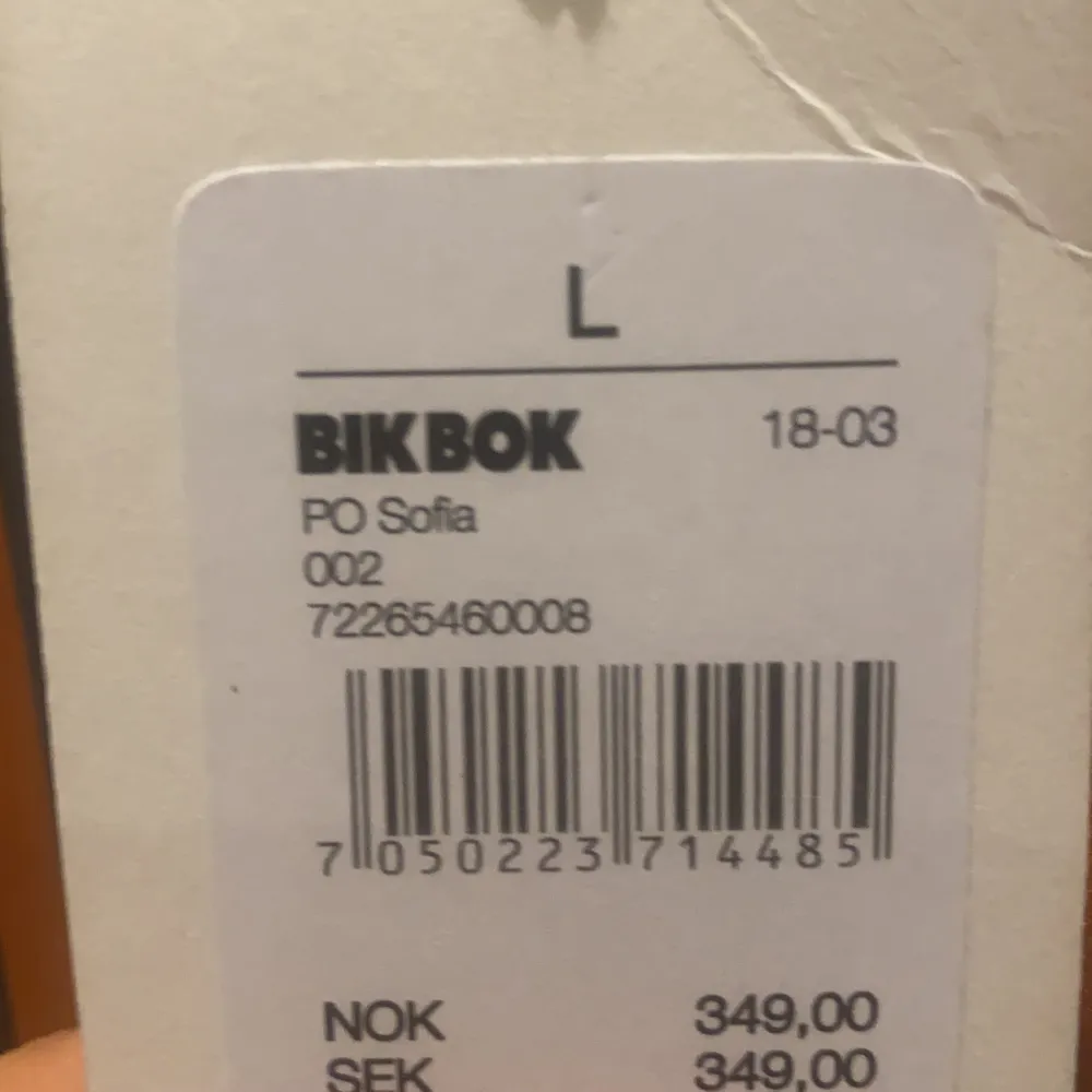 En cool rundlig jumpsuit från Bik Bok. Aldirg använd då den är förliten. Stl L men mer som en M. Nypris:350kr. Pris exl frakt🍉. Klänningar.