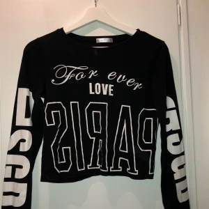 Tröja  - Snygg tröja om man gillar med tryck på❣️