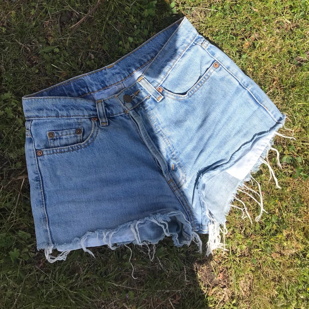 Ett par levis jeansshorts i storlek W 29. Riktigt fin tvätt med slitningar nedtill 🌸 köparen står för frakten . Shorts.
