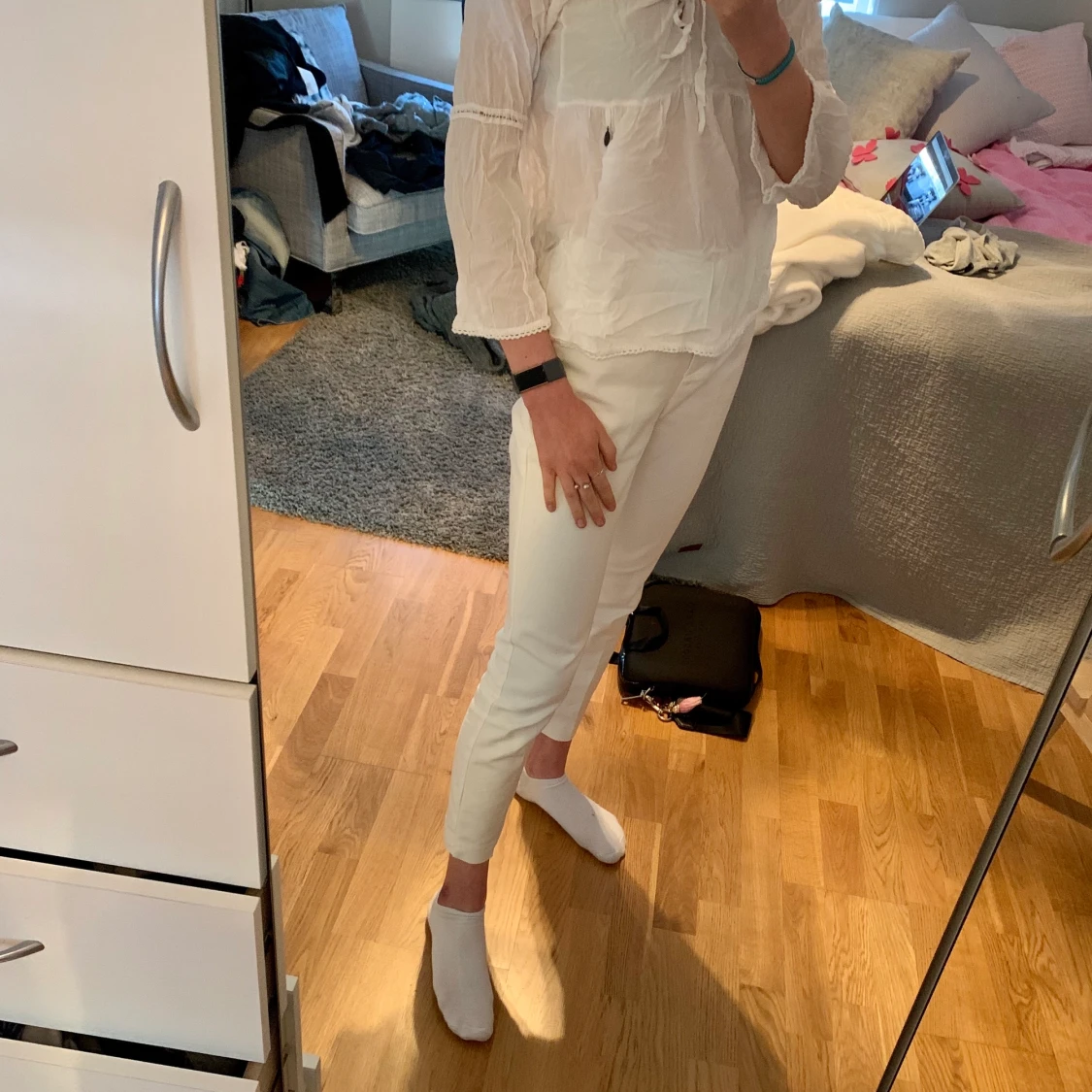 Vit blus med fina detaljer  - 90