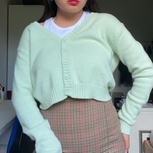 Brandy Melville Cardigan  - Pastel green, lemon green - Condition 10/10 - sold out - I ship worldwide 