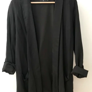 Kavaj - Lite oversize svart, mockainspirerad kavaj i mjukt tyg (Tencel). Uppkavlade armar på bilden. Snygg till ett par slitna jeans. 