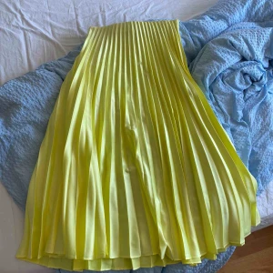  - Plisserad gul och somrig kjol från Zara 