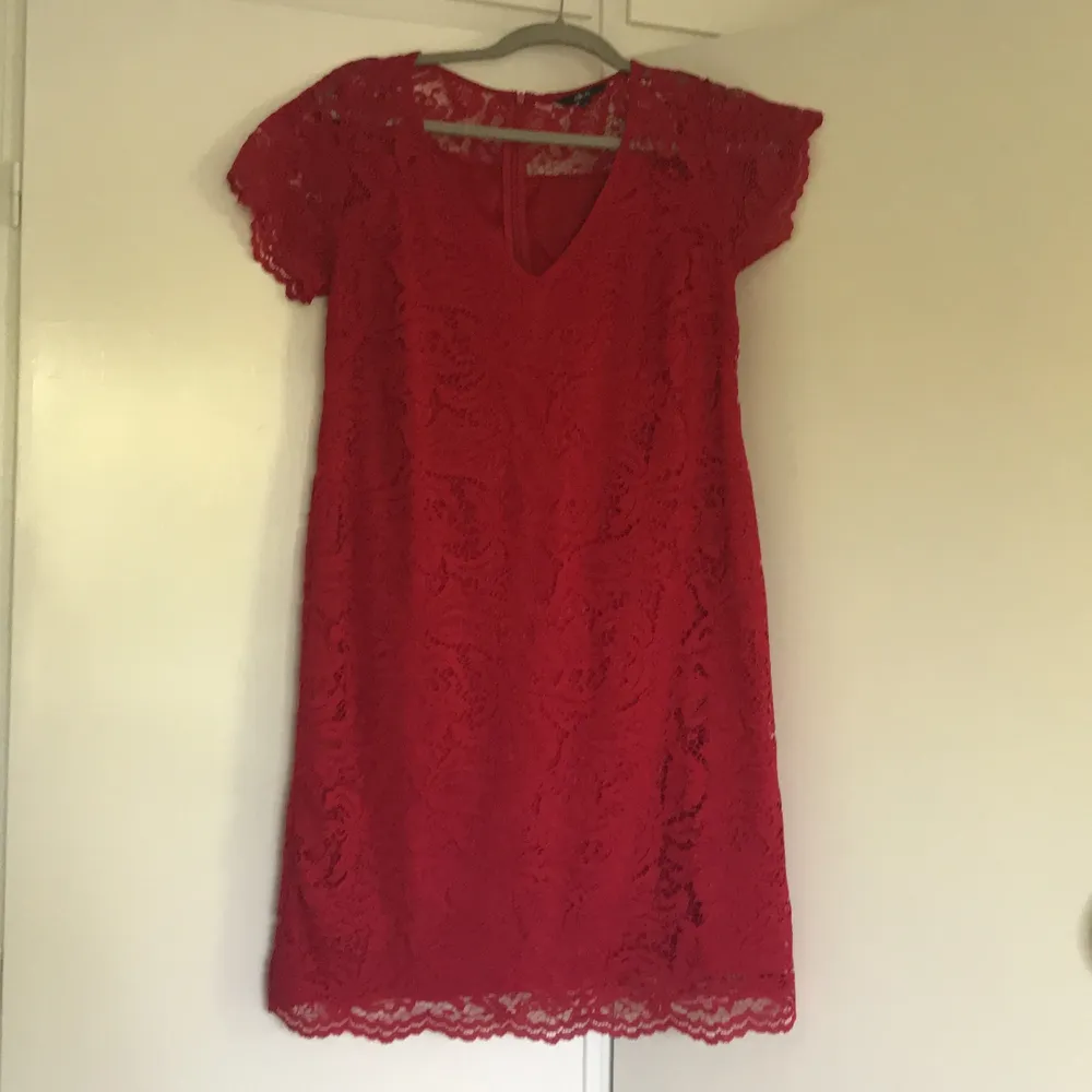 Sjukt fin röd klänning med spets. Klänningar.