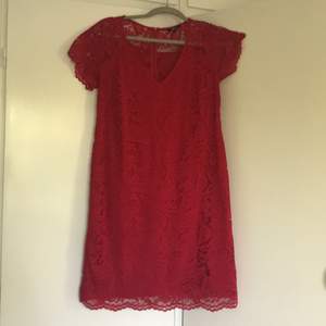 Sjukt fin röd klänning med spets