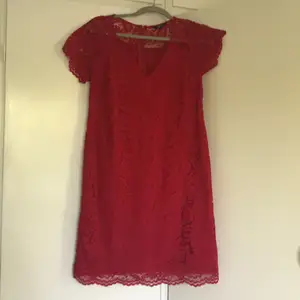 Sjukt fin röd klänning med spets