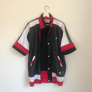 Vintage Champion tröja - Tröja från champion, köpt på humana för något år sedan men kommer inte till användning som den borde. Storlek M så sitter snyggt och oversized. Mycket gott skick och frakten ingår i priset🥰
