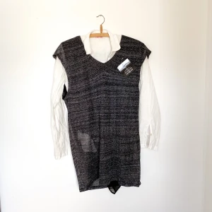 Väst - Klänning i form av väst, superfin med skjorta under. Alla lappar kvar. 