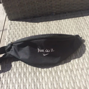 Nike magväska - Väldigt rymlig och i fint skick