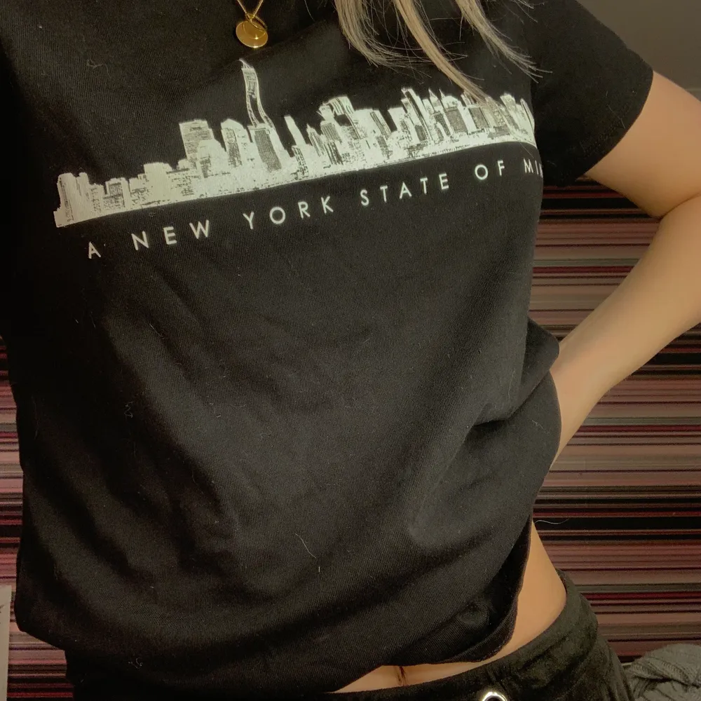 ” A newyork state of mind” citat på en svart t-shirt. jättebasic men ASSNYGG!! Aldrig använd, prislapp finns kvar 🥰😫🥺😄🥰 tillkommer en billig frakt. T-shirts.