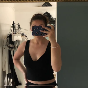 Svart linne - Fint svart linne från prettylittlething. Slinka material, stretchigt, aldrig använd