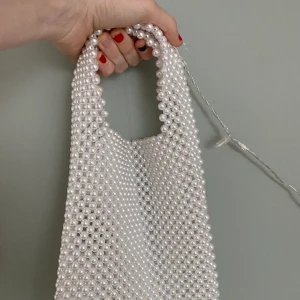 Pärlväska vit - Handgjord, ett handtag, kan göras på beställning med olika färger/designs :)