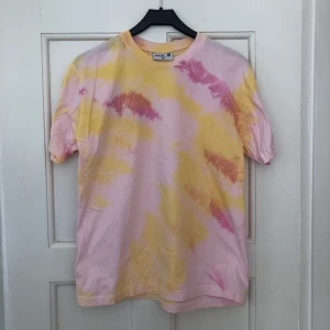 Tie-dye T-shirt  - Snygg tie-dye t-shirt. Frakt på 45kr tillkommer✨💫