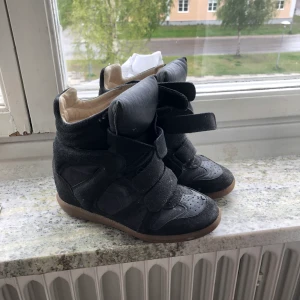 Isabel marant skor - Mörkblåa skor med klack från isabel marant. Knappt använda därför i ett väldigt fint skick. Säljer på grund av att det inte är min stil längre.